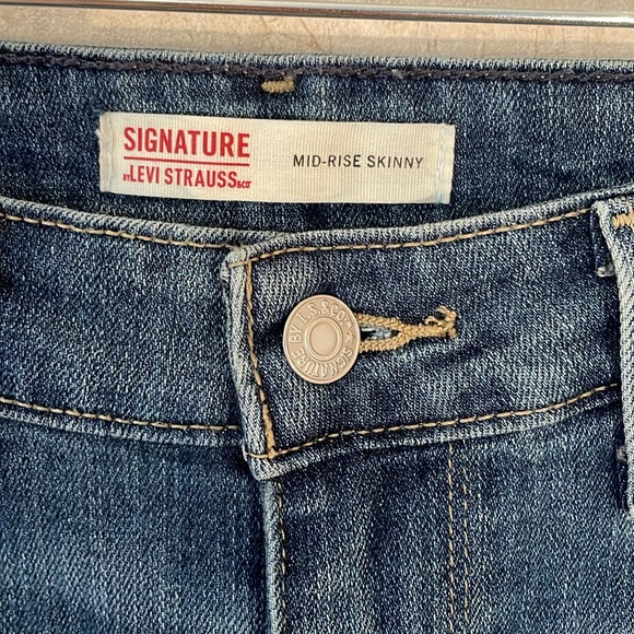 Signature by Levi’s misuse skinny jeans for women. Size 8 medium. 5 pocket. - Picture 6 of 10
